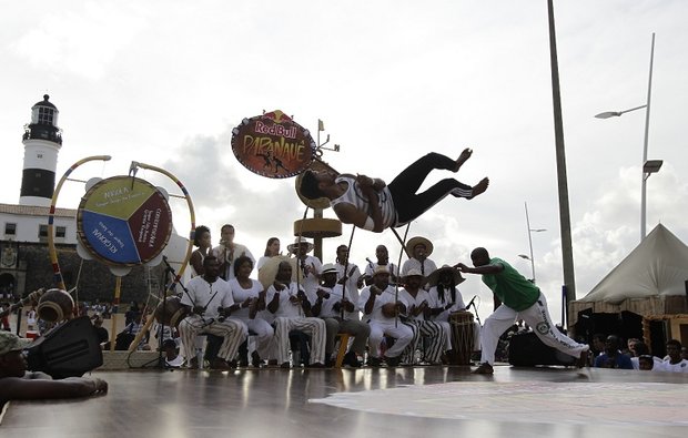 Capoeira movimento AU Red Bull Paranauê