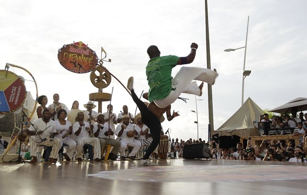 Capoeira movimento AU Red Bull Paranauê